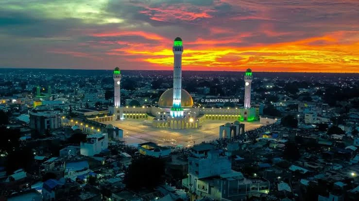 Vue de la grande mosquée de Tivaouane au coucher du soleil
